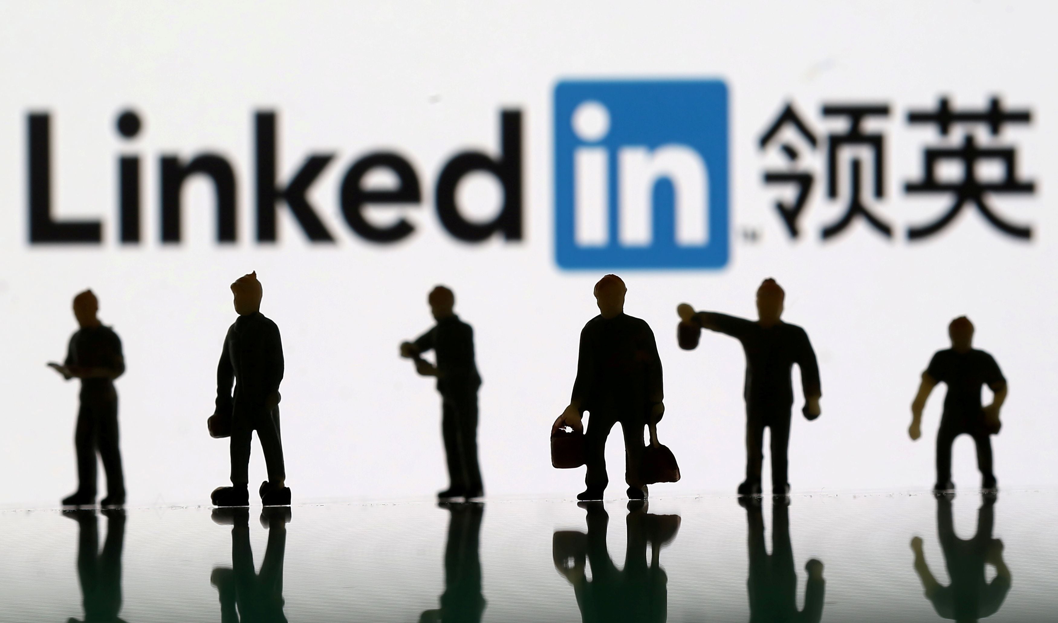 Las fotos de perfil en LinkedIn permiten contactar directamente con reclutadores, al mostrar una personalidad según el estilo de la imagen. (REUTERS/Dado Ruvic/Illustration/File Photo)