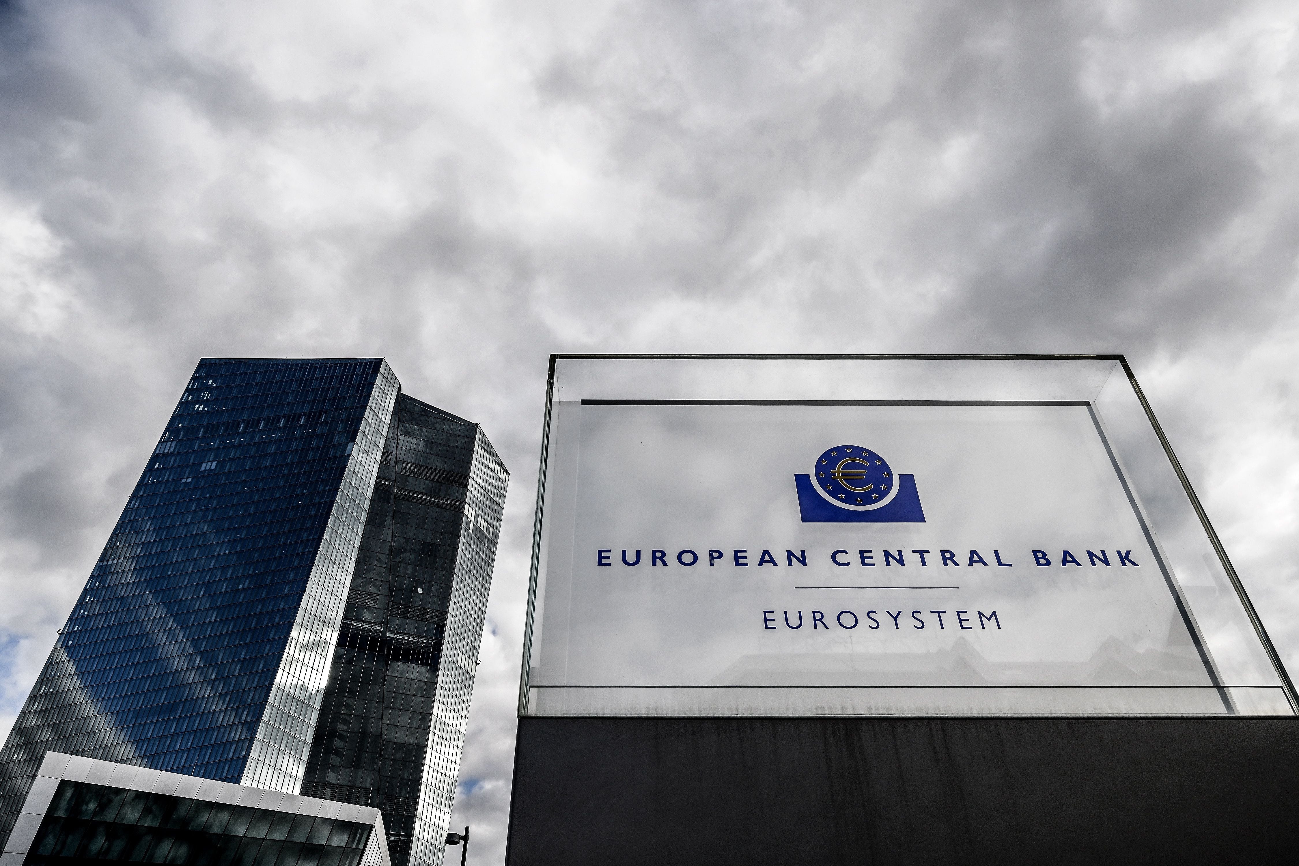 El logo del Banco Central Europeo (BCE) frente a su sede en Fráncfort, Alemania. EFE/EPA/SASCHA STEINBACH
