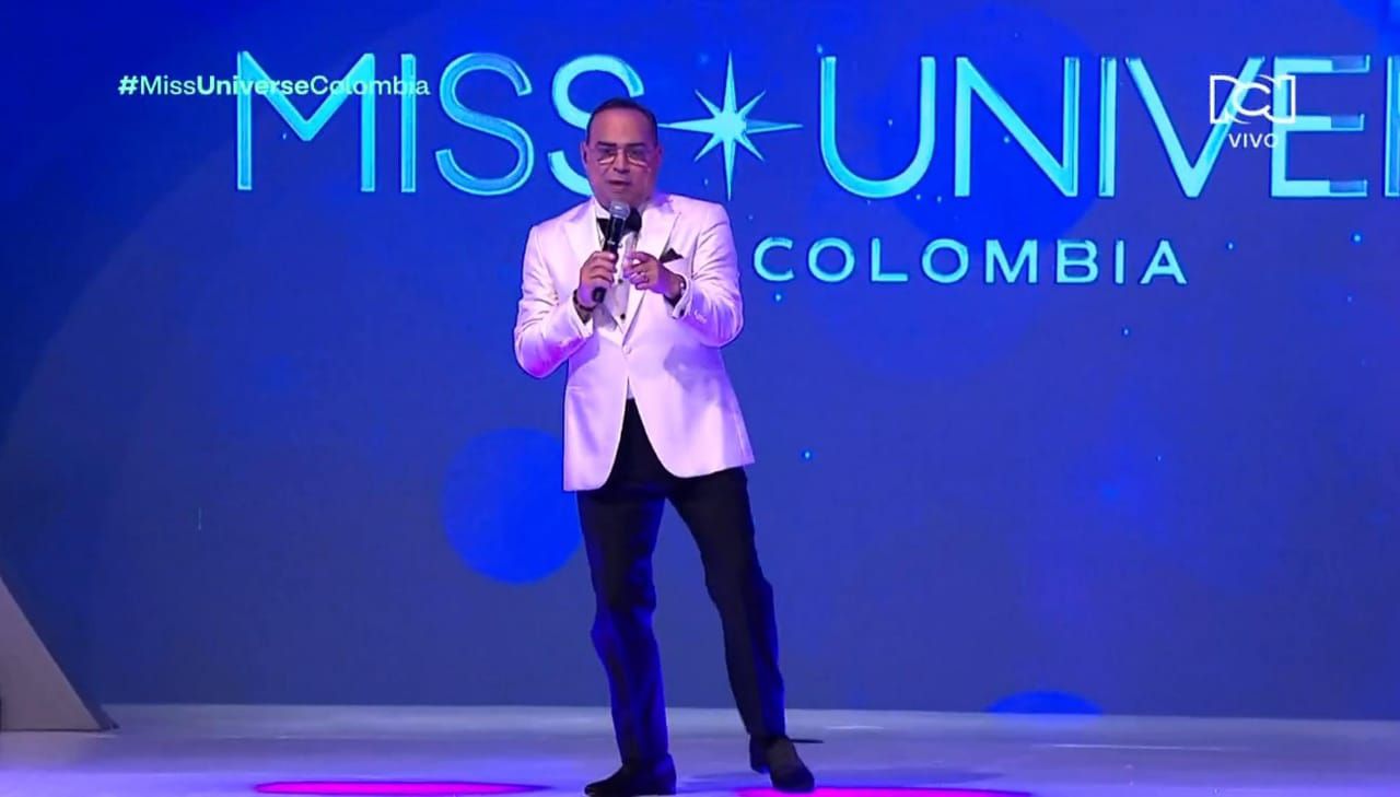 El cantante Gilberto Santa Rosa amenizó el desfile en traje de gala de las ocho semifinalistas - crédito RCN