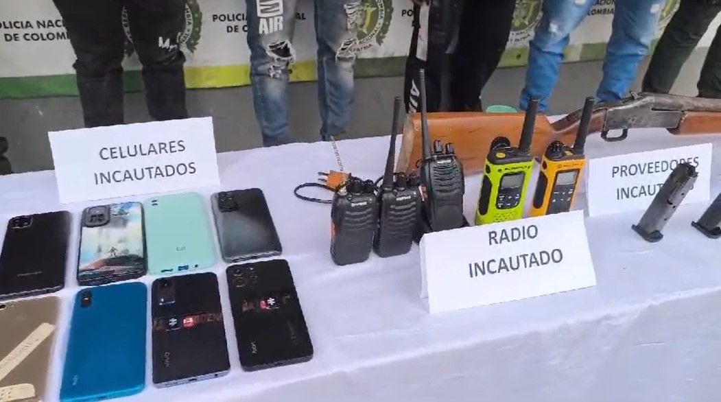 Varios teléfonos celulares, radios de comunicación y un arma de fuego fueron incautados por las autoridades en medio de las diligencias de allanamiento y captura - crédito Departamento de Policía de Cundinamarca