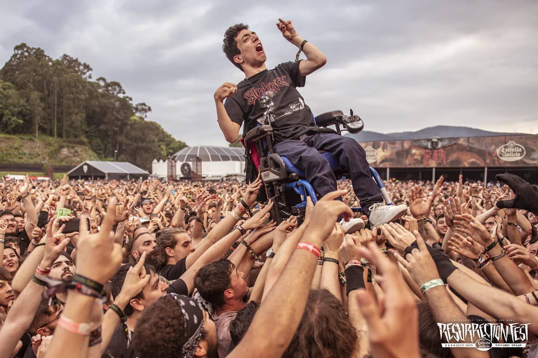 "Te sientes como un Dios" dijo Alex Domínguez, quien fue cargado por los espectadores del Resurrection Fest (Foto: Instagram @daniel_cruz_foto)