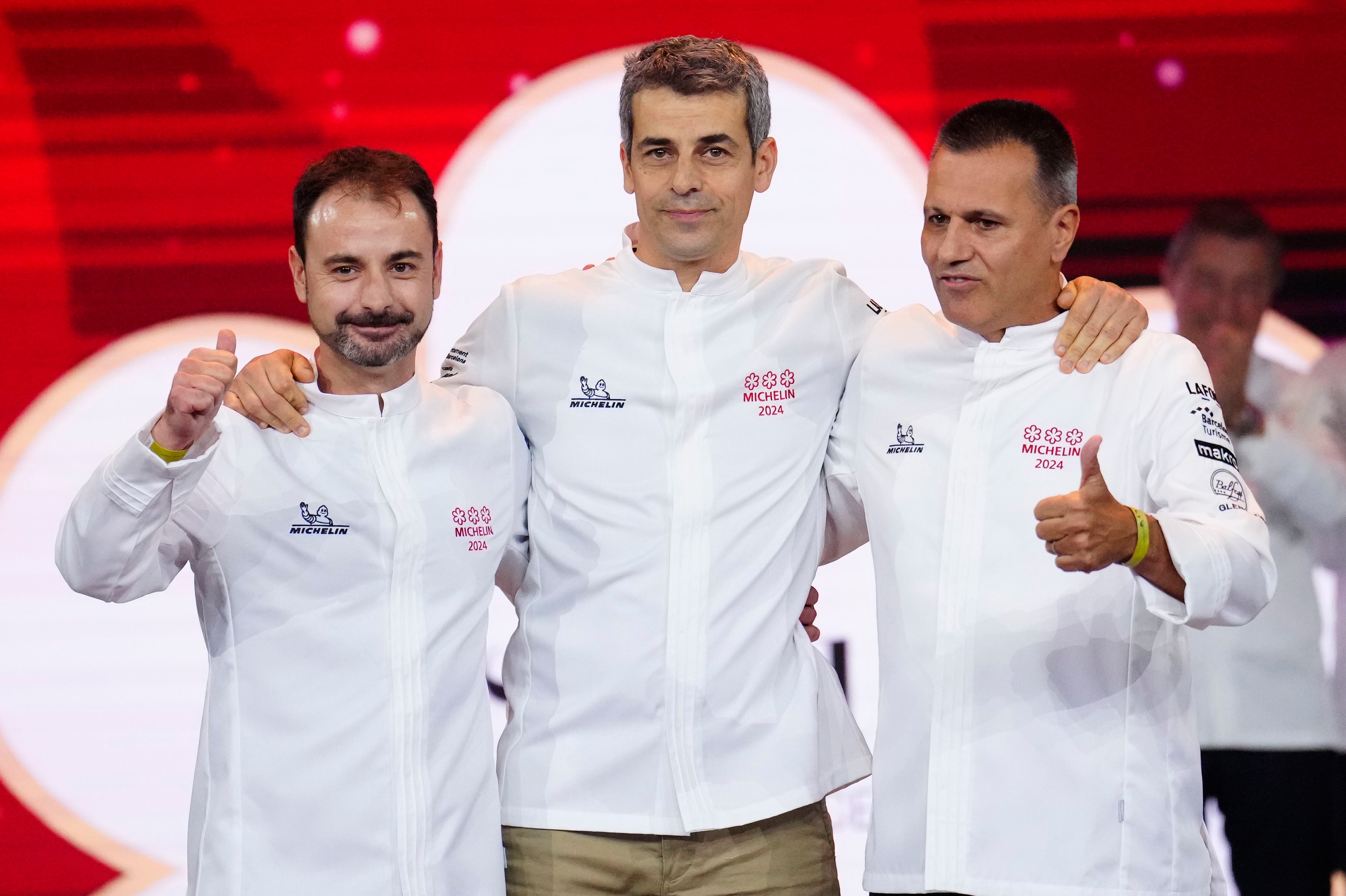 Los cocineros Eduard Xatruch, Mateu Casañas y Oriol Castro, del restaurante Disfrutar, tras recibir 3 estrellas Michelín, durante la gala de las estrellas Michelin 2024 en una imagen de archivo. EFE/Enric Fontcuberta
