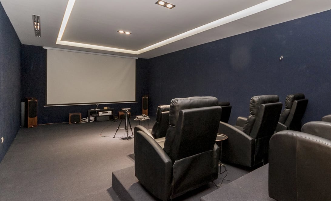 Sala de cine en una de las casas disponibles en La Finca (Inmobiliaria Promora)