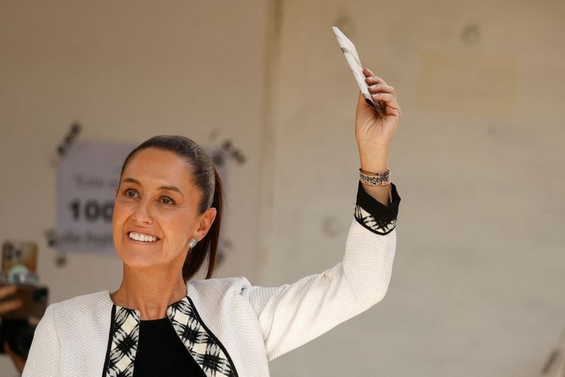 Claudia Sheinbaum, candidata presidencial del partido gobernante Morena, sostiene su papeleta en una mesa electoral durante las elecciones generales, en Ciudad de México, México, el 2 de junio de 2024. REUTERS/Daniel Becerril