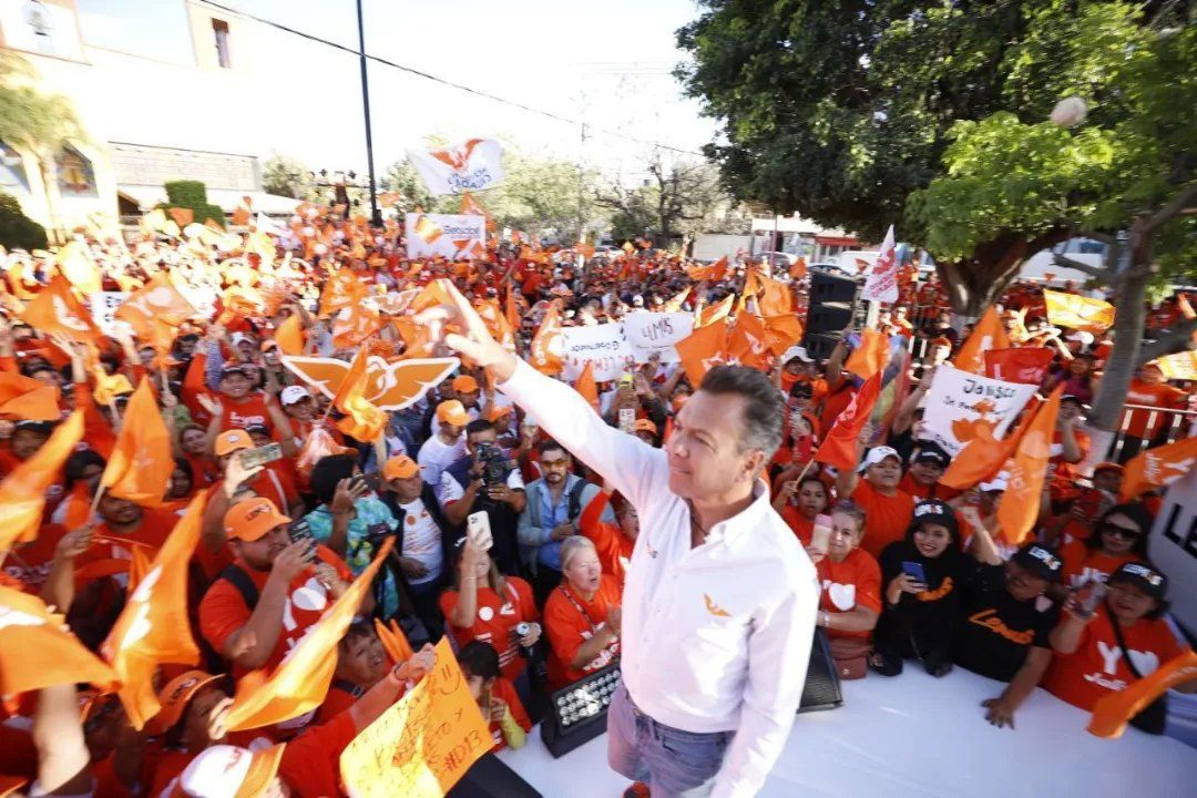 Foto en un evento de campaña de Pablo Lemus Navarro, candidato de Movimiento Ciudadano a la gubernatura de Jalisco