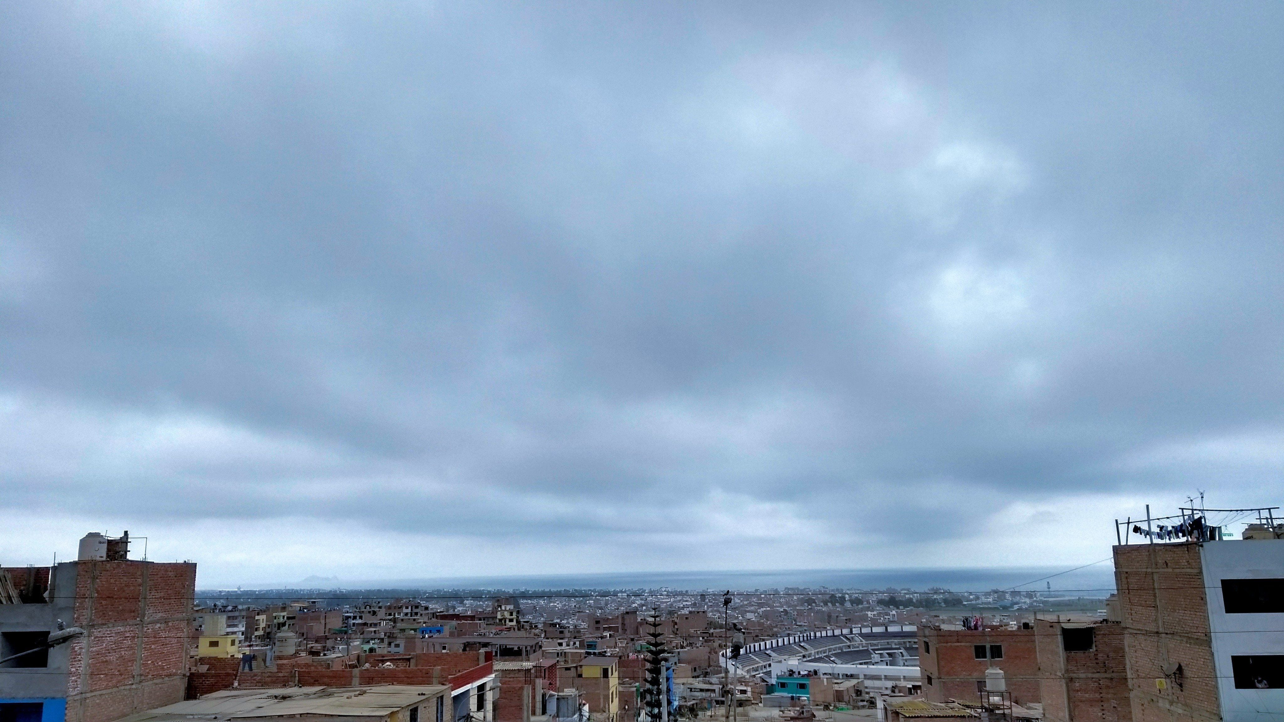 Es común entre los peruanos describir el cielo del país, especialmente cuando está nublado y hay neblina, con distintos calificativos.