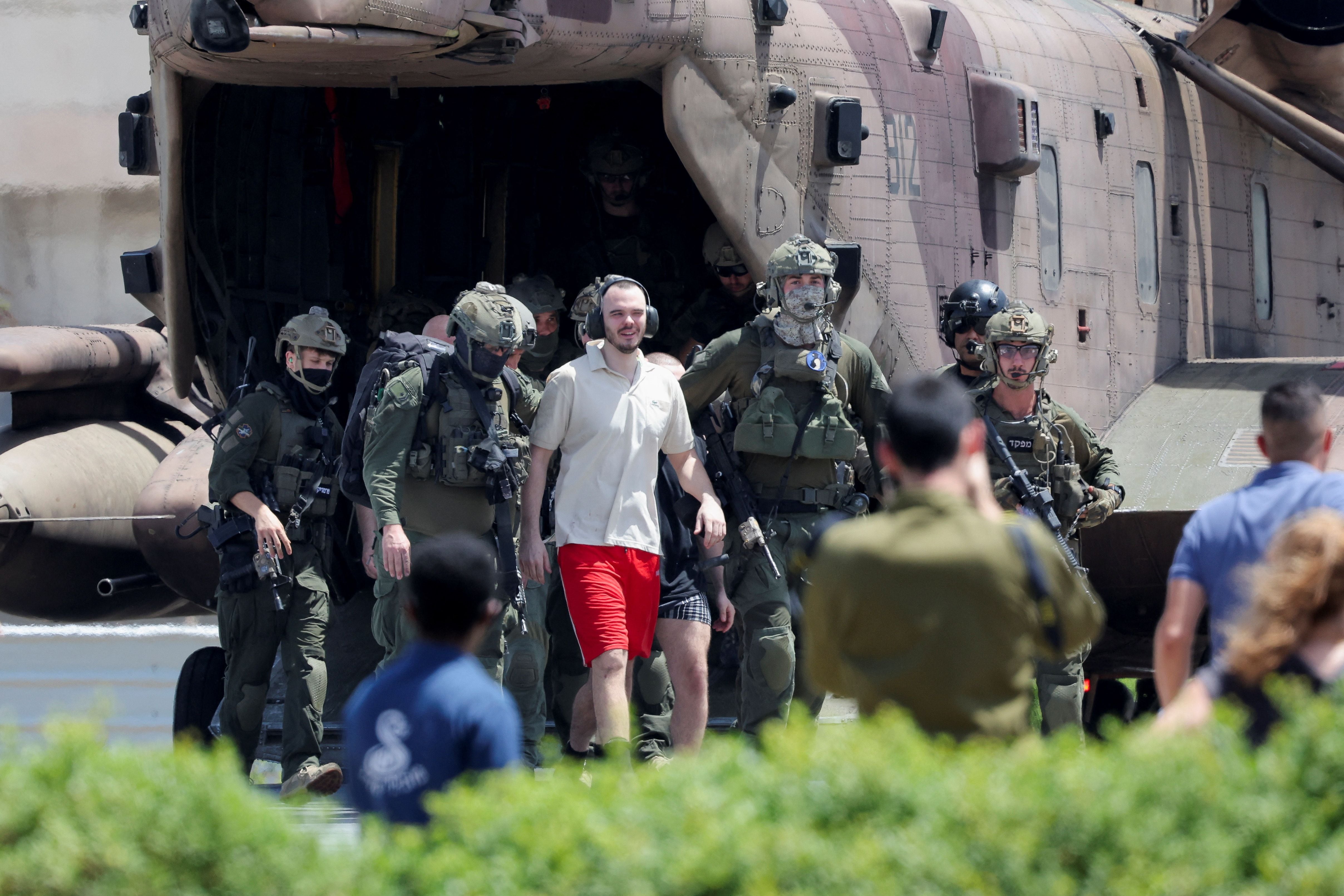 Andrey Kozlov, un rehén liberado, reacciona después de que los militares dijeran que las fuerzas israelíes rescataron vivos a cuatro rehenes de la Franja de Gaza central el sábado, en Ramat Gan, Israel, 8 de junio de 2024. REUTERS/Marko Djurica