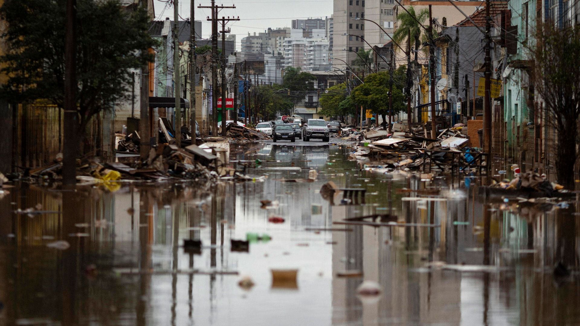 Porto Alegre cumplió un mes inundada retirando miles de toneladas de basura