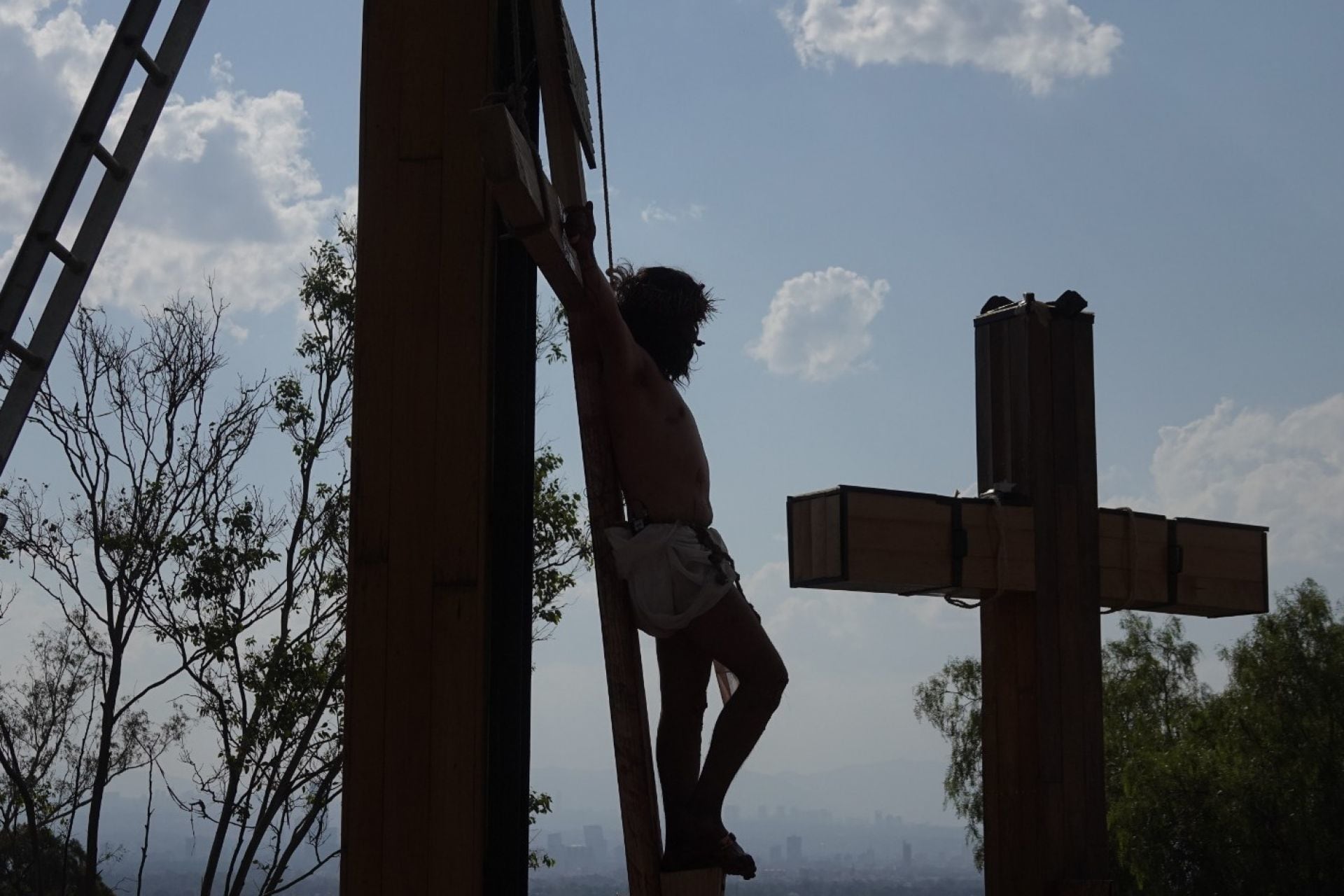 Cristo es crucificado. Viacrucis  en Viernes Santo en Iztapalapa, cdmx, 2023