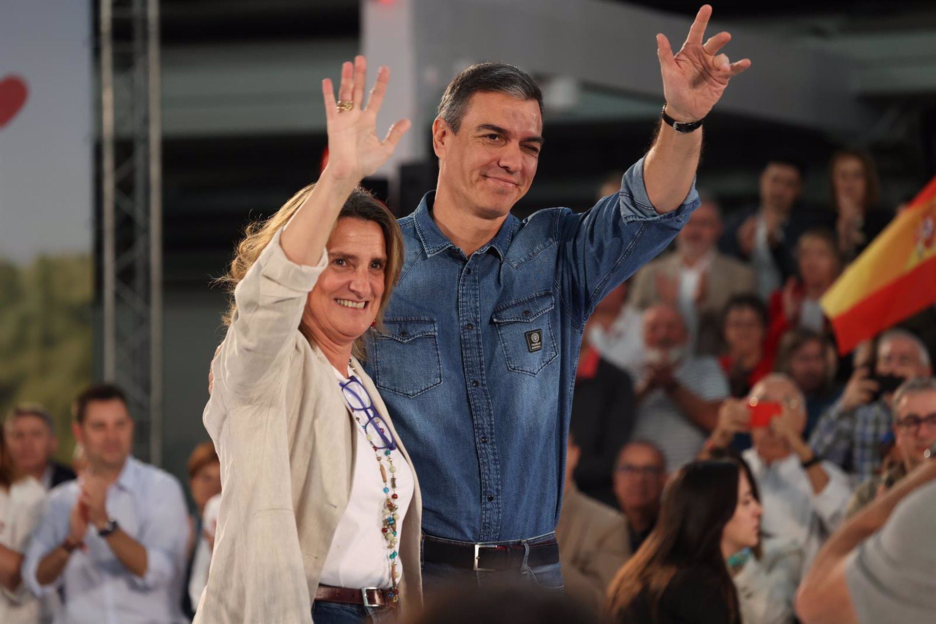 Pedro Sánchez, y la candidata del PSOE para las elecciones europeas, Teresa Ribera, durante un acto de campaña del PSOE (Photogenic/Claudia Alba - Europa Press)