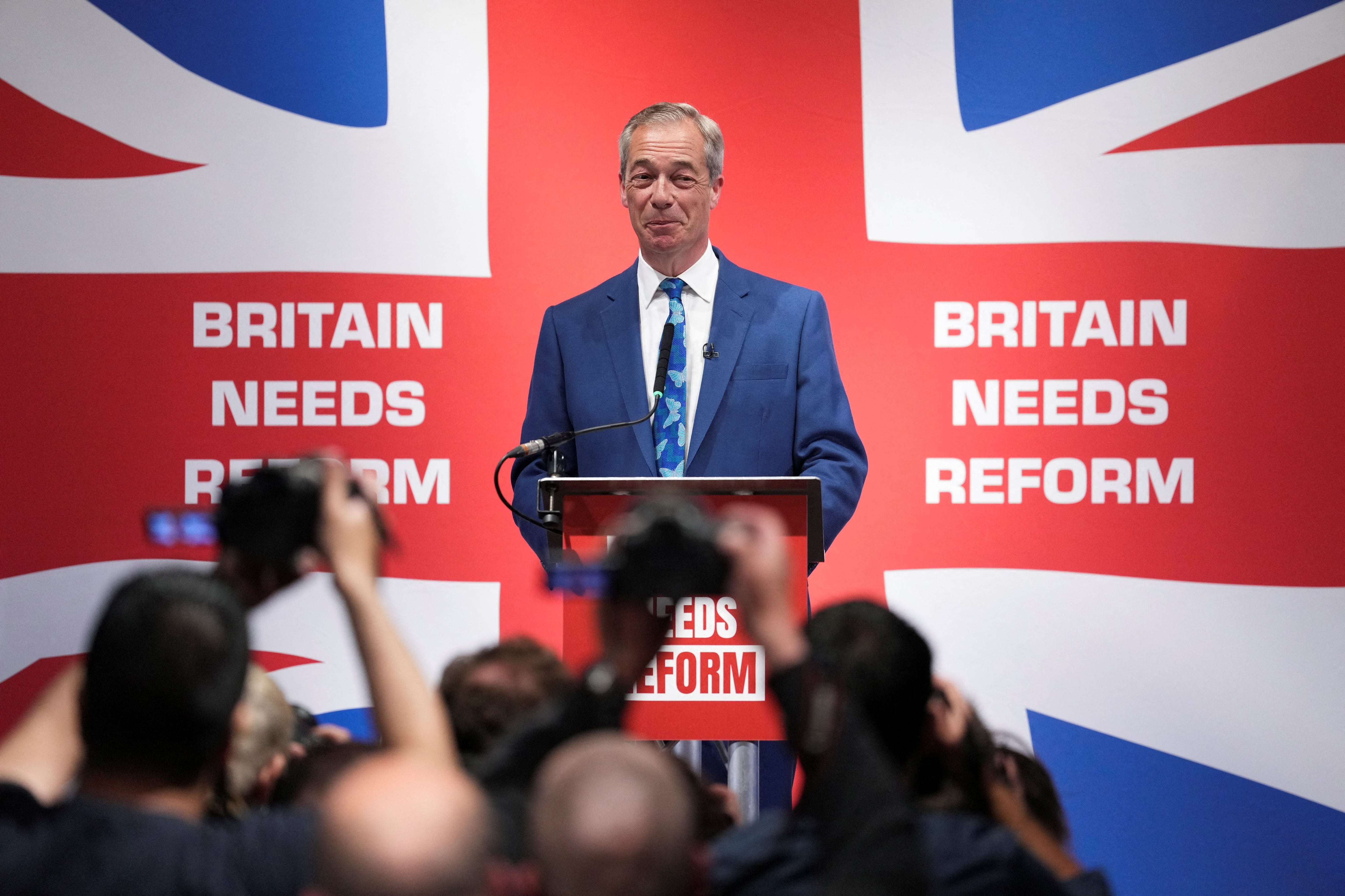 Nigel Farage, líder del partido Reforma, durante el lanzamiento de su candidatura este lunes (REUTERS/Maja Smiejkowska)