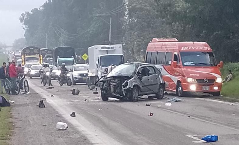 Aparatosos accidente en el corredor vial que dejó tres personas heridas - crédito @autenticaubate/X