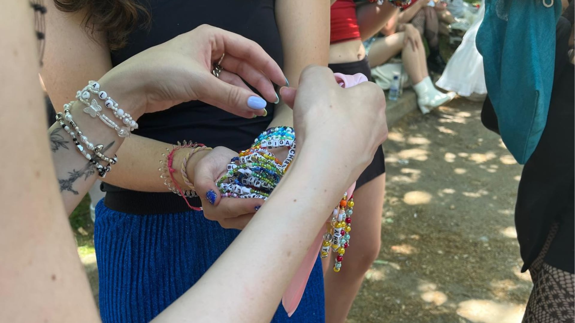 Chicas intercambian friendship bracelets a las afueras del estadio Santiago Bernabéu horas previas al segundo concierto de Taylor Swift en Madrid (Elena L. Villalvilla)