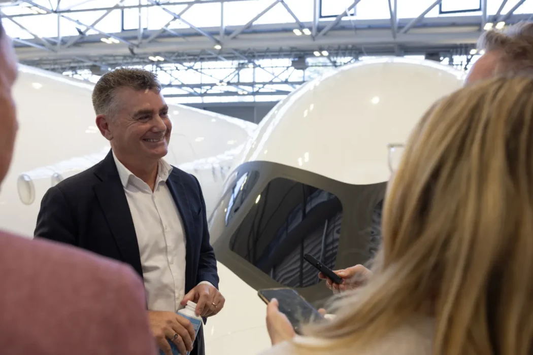 El jefe de operaciones internacionales de Qantas, Cam Wallace, en una visita a la fábrica de Airbus en Toulouse, Francia