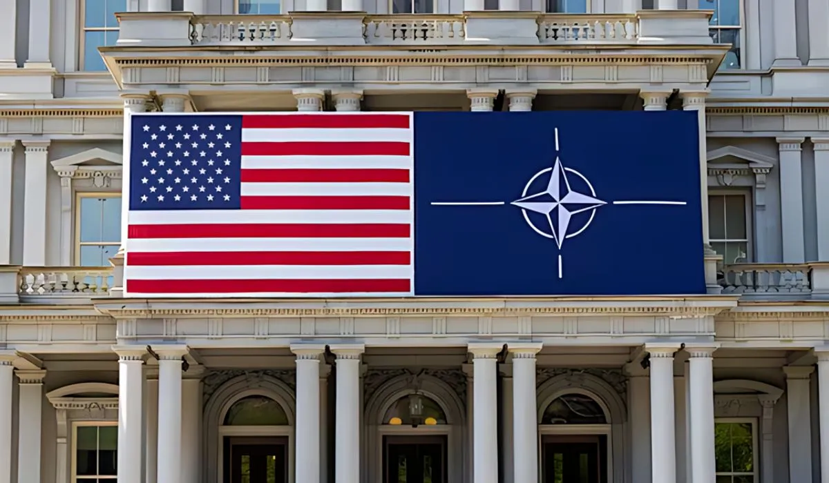 La bandera de Estados Unidos junto a la bandera de la OTAN