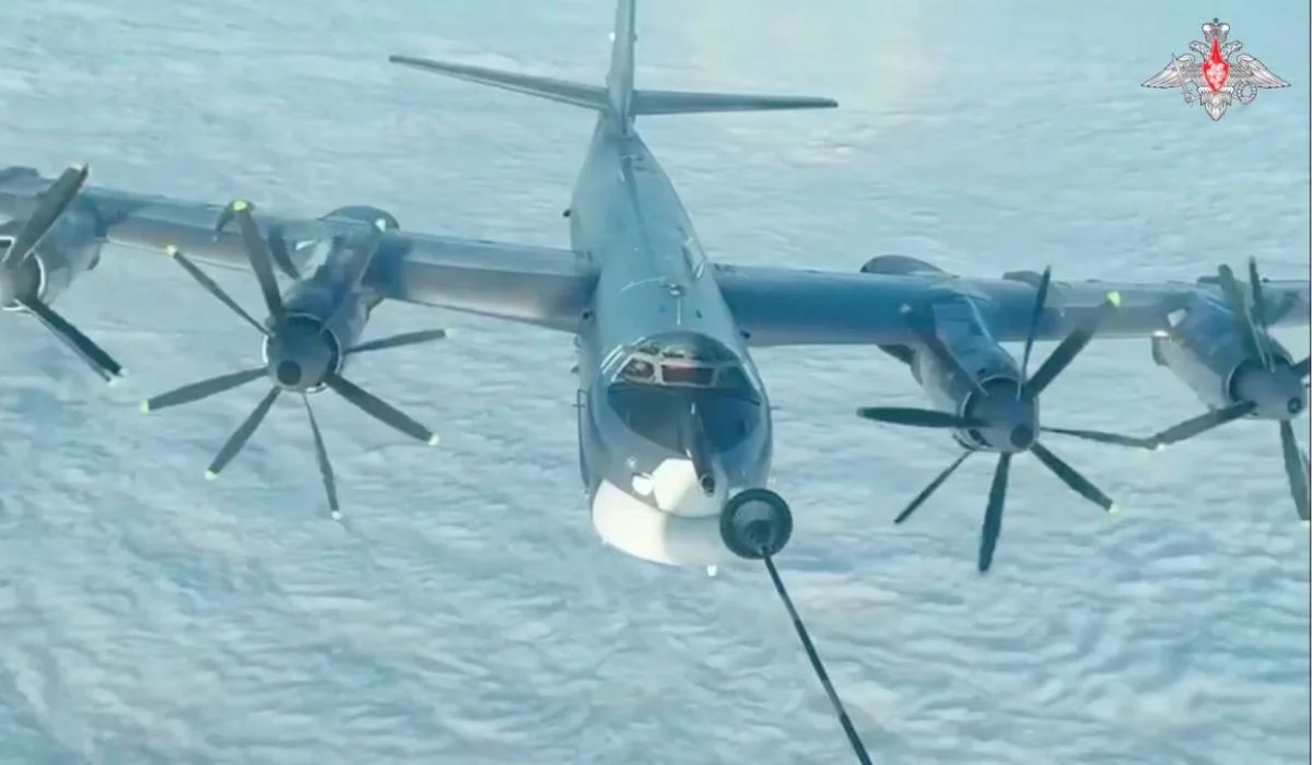 Un bombardero ruso TU-95 se reabastece de combustible durante patrullas conjuntas de aviones militares rusos y chinos cerca del estado estadounidense de Alaska