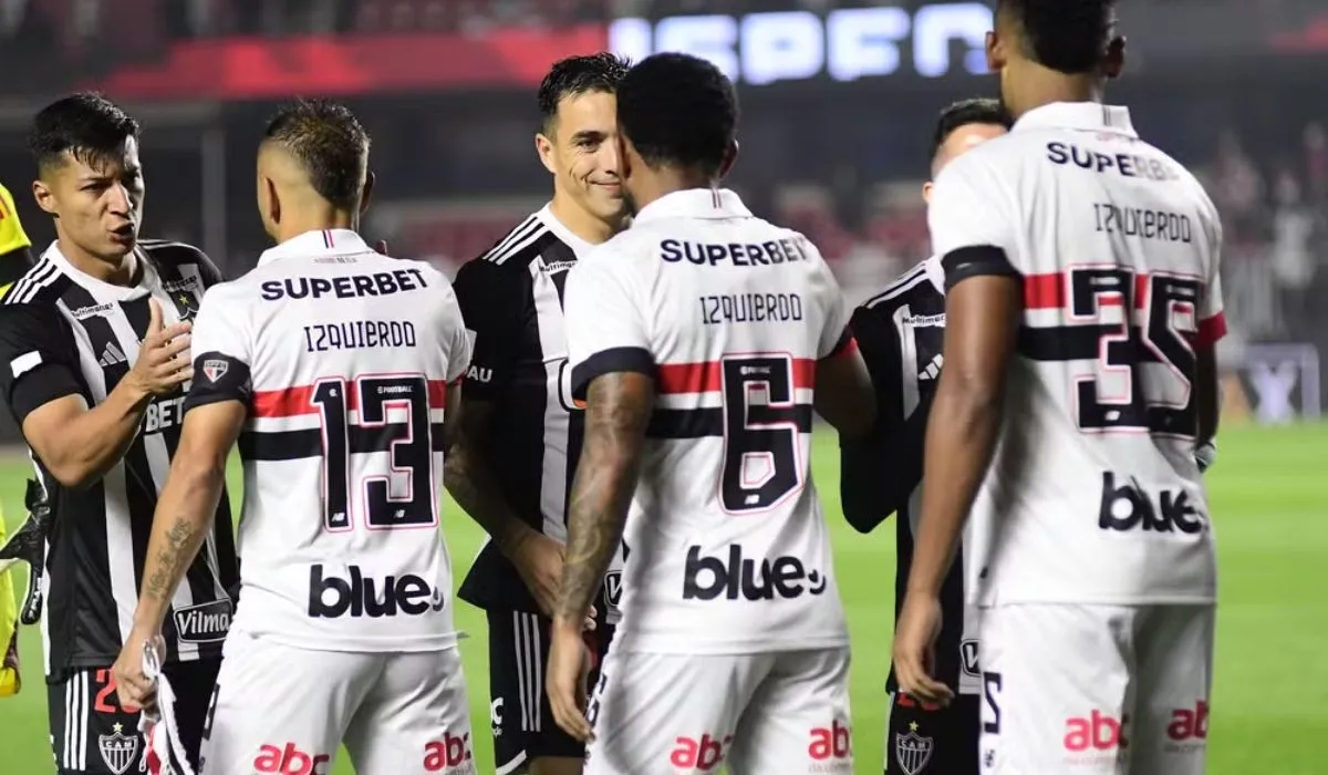 Jugadores del São Paulo con el nombre de Izquierdo en la camiseta — Foto: Marcos Ribolli.