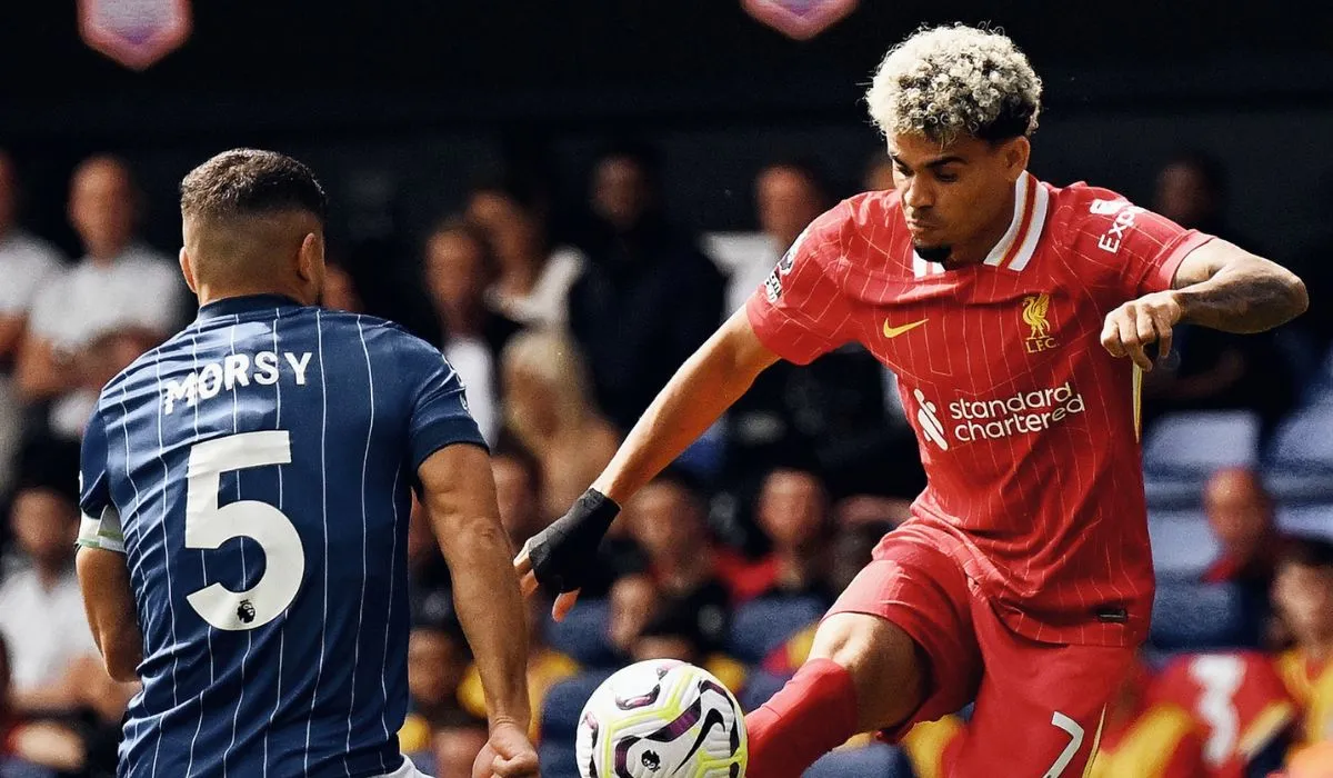 Luis Díaz fue titular en el primer partido de Arne Slot cuando el Liverpool venció al Ipswich Town por 2-0