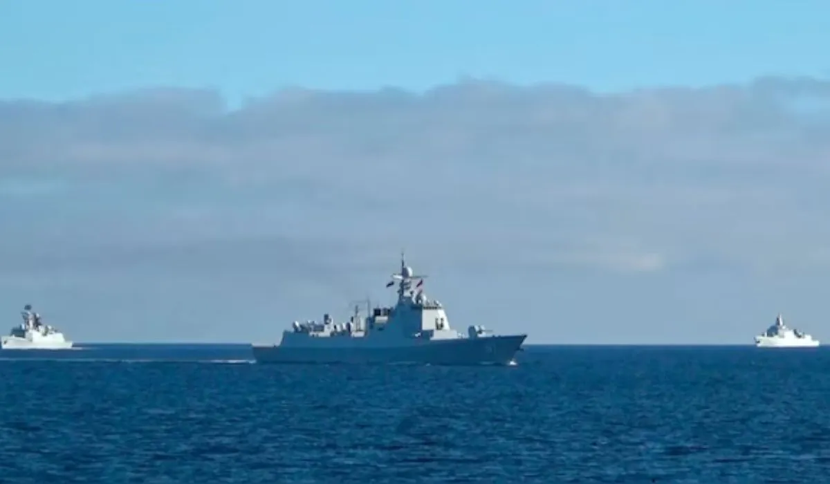 Buques de guerra rusos y chinos navegan en el Golfo de Pedro el Grande durante los ejercicios de mando