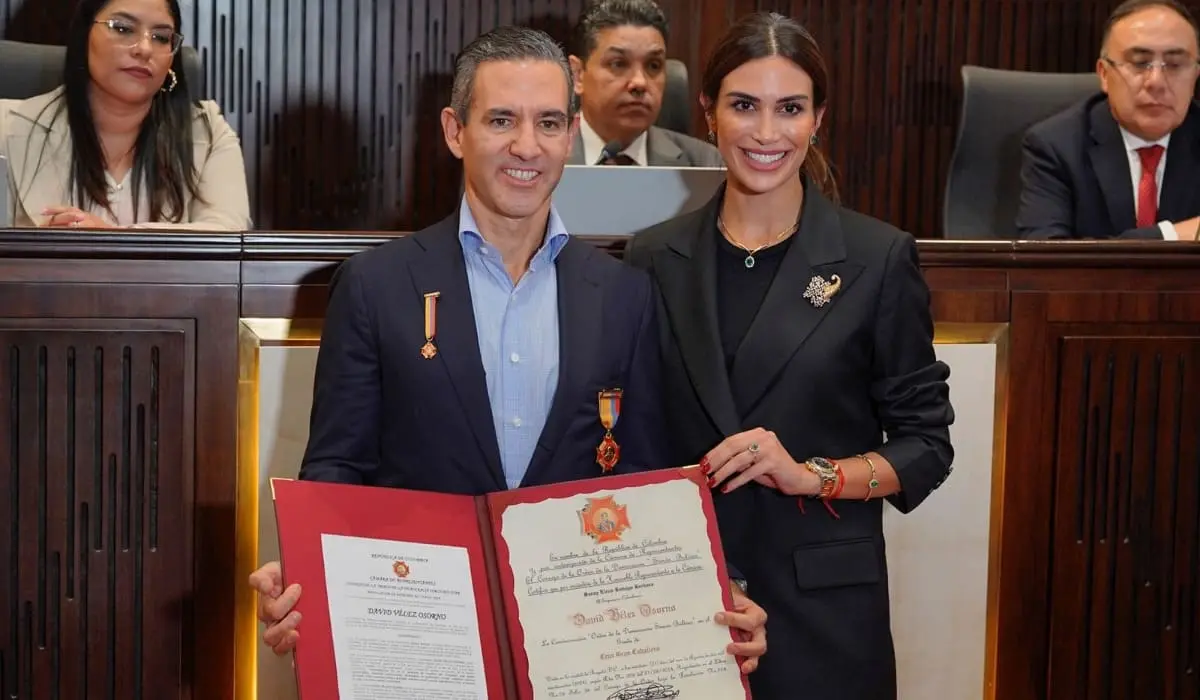 David Vélez, fundador de Nubank, recibiendo la condecoración en la Cámara de Representantes.