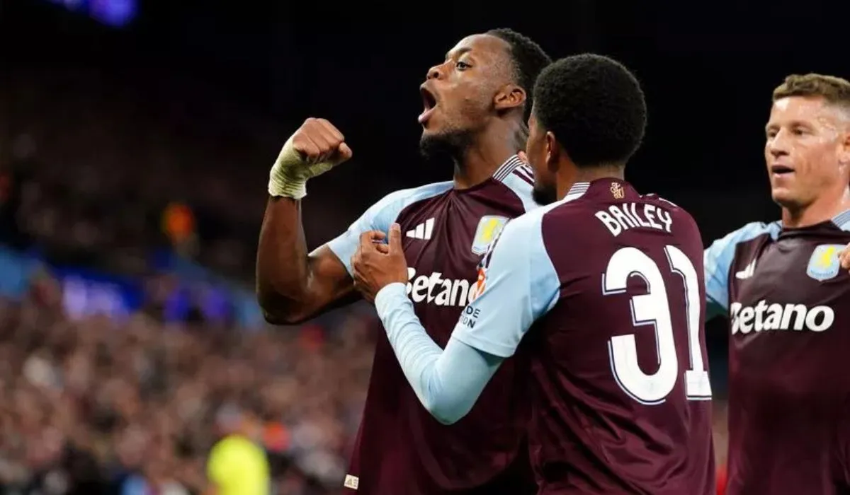 Jhon Durán del Aston Villa celebra su gol