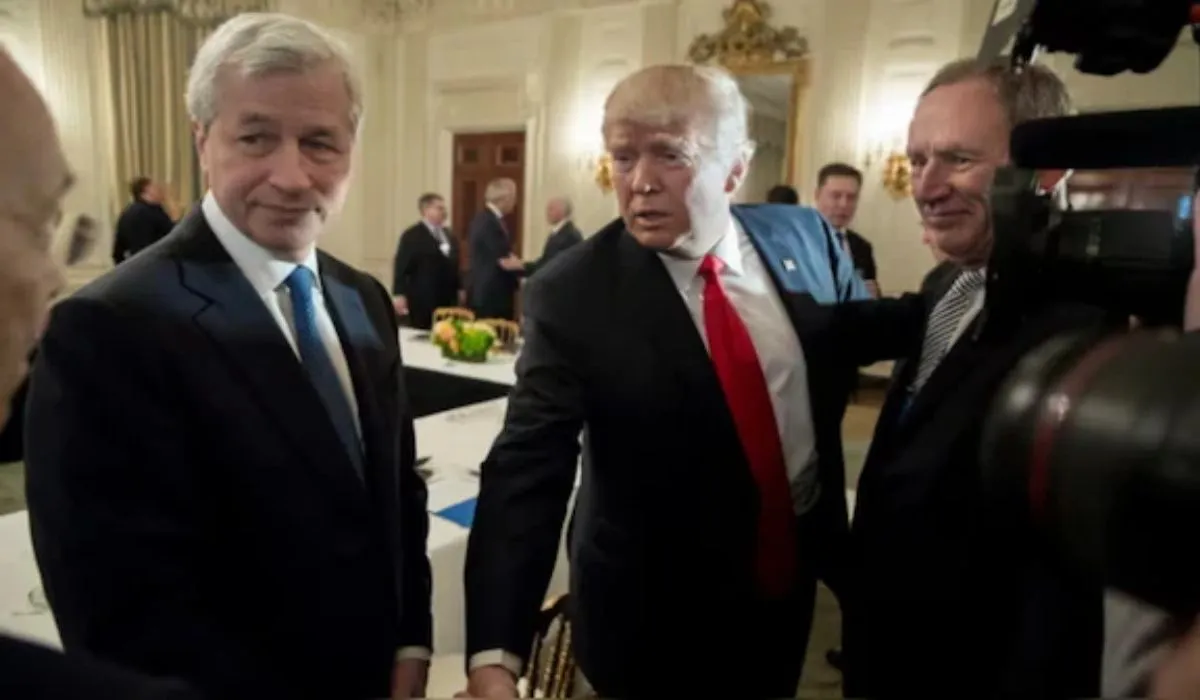 Trump saluda a los líderes empresariales junto a Dimon en la Casa Blanca en 2017