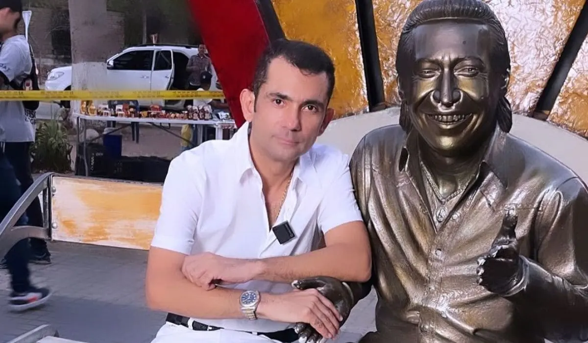 Iván Zuleta visitando la escultura de Diomedes Díaz en Valledupa