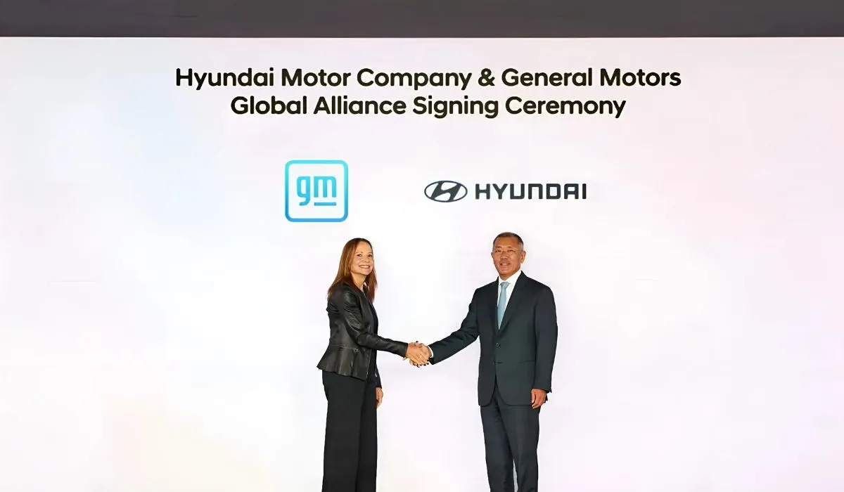 La presidenta y directora ejecutiva de GM, Mary Barra y el presidente de Hyundai Motor Group, Euisun Chung